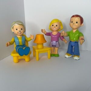 Fisher Price My First Dollhouse Grandma Mom And Dad With Chair and Table Lamp